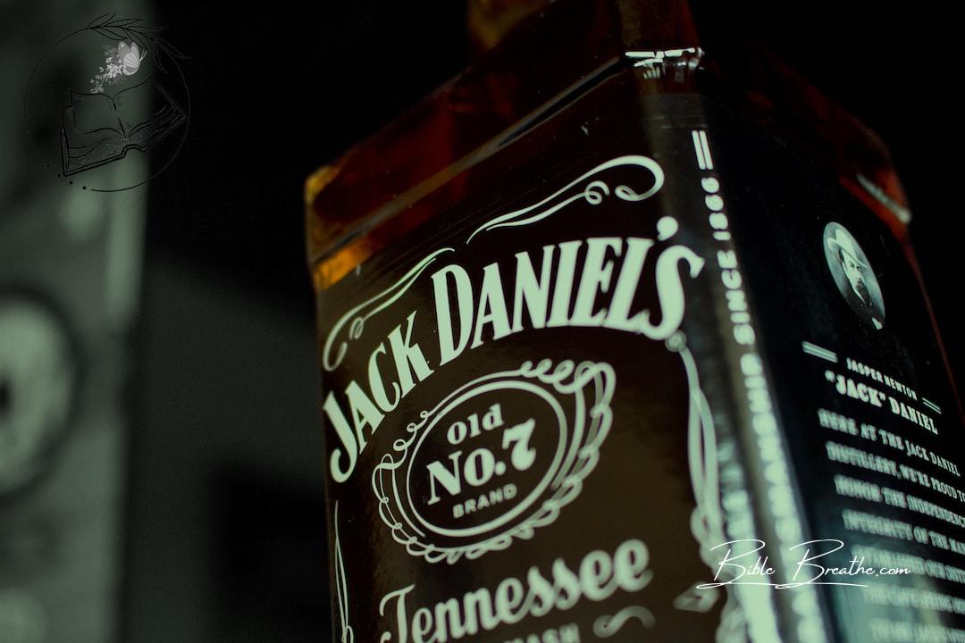 shallow focus photography of Jack Daniel's Tennessee bottle