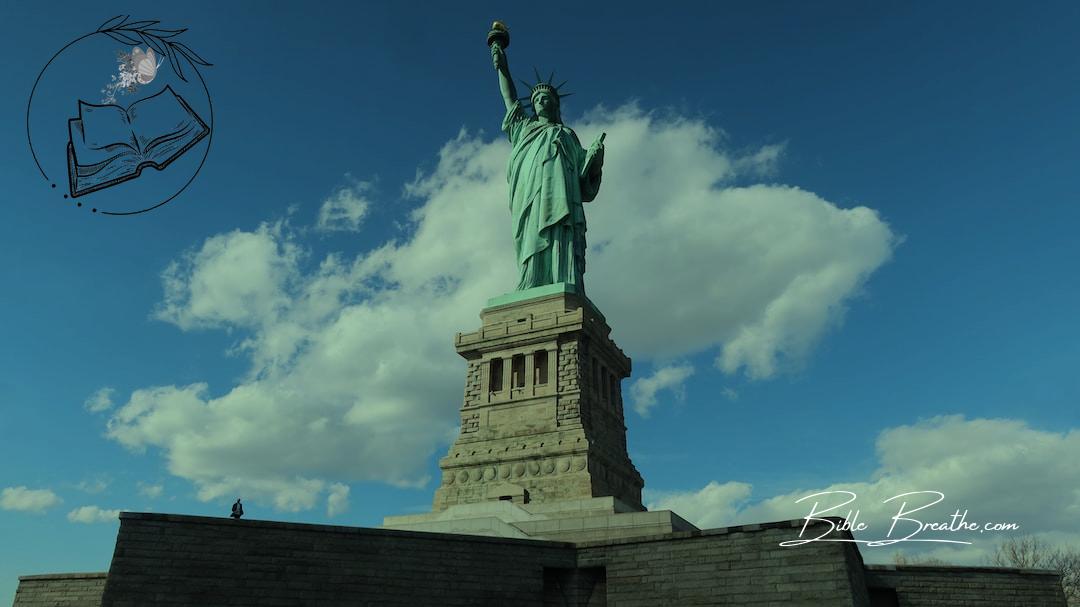 the statue of liberty is on top of a building