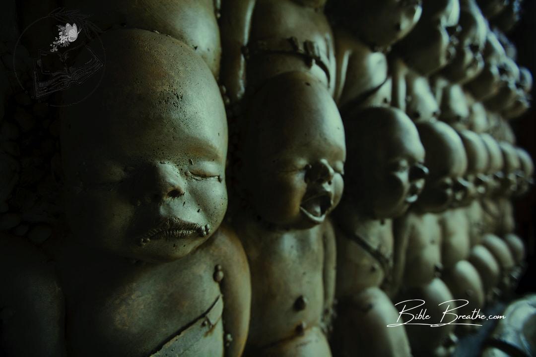 a bunch of little statues that are on a wall